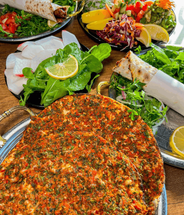 Lahmacun avec Salade